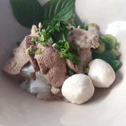 เส้นใหญ่แห้ง หมูหมัก ตับ ลูกชิ้น