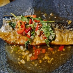 ข้าวไรซ์เบอรี่+ปลาซาบะย่างกับซอสกะเพรา+ผักลวก