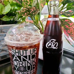 โค้กเย็นใส่น้ำแข็ง