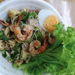 ยำขนมจีนหมูสับ+ปลาทู+หมูยอ+กุ้ง+ไข่