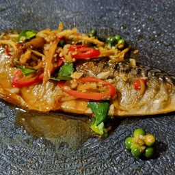 ข้าวไรซ์เบอรี่+ปลาซาบะย่างกับซอสผัดฉ่า+ผักลวก