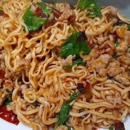 มาม่าผัดกระเพราหมูสับ