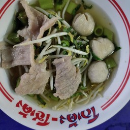 ก๋วยเตี๋ยว ลูกชิ้นหมู หมูหมัก ต้มยำ
