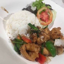 ปลาผัดพริกไทยดำราดข้าว