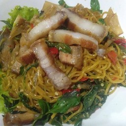 เส้นเหลืองผัดกะเพรา หมูกรอบ