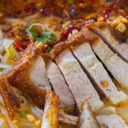 บะหมี่ต้มยำหมูกรอบ