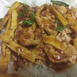 พริกแกงไก่หน่อไม้ราดข้าว