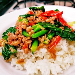 ผัดคะน้าราดข้าว