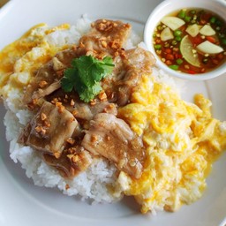 ข้าวไข่ข้นหมูหมักผัดกระเทียม