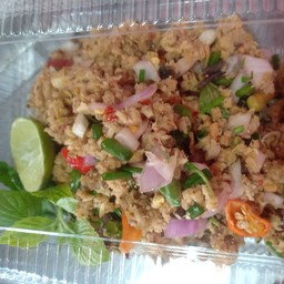 ลาบปลาดุก พร้อมผักสด