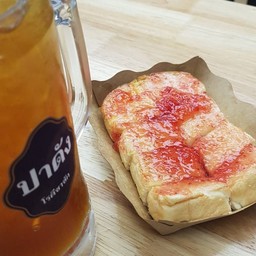 ขนมปังปิ้งเนยสด แยมสตรอเบอร์รี่