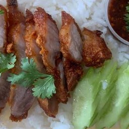 ข้าวหมูทอดกระเทียม-น้ำจิ้มเเจ่ว