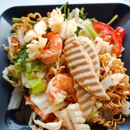 ยำมาม่าน้ำข้นรวมมิตร