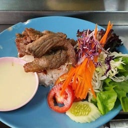 ข้าวหมูทอดน้ำสลัด