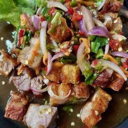 ยำหมูสามชั้นทอดน้ำปลา