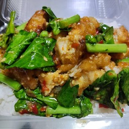 ข้าวราดคะน้าไก่กรอบ
