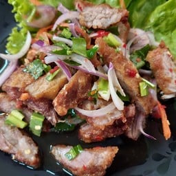 ยำสันคอหมูทอด