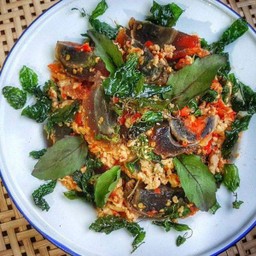 ไข่เยี่ยวม้ากระเพรากรอบ