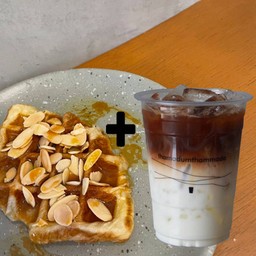 ลด 20 บาท เมื่อสั่งเมนู croffle caramel almond กับ tiramitsu coffee
