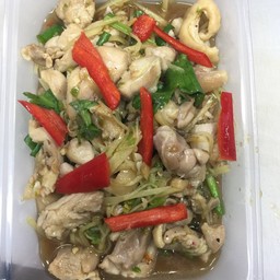 ไก่ผัดขิง+ไข่ดาว ราดข้าว
