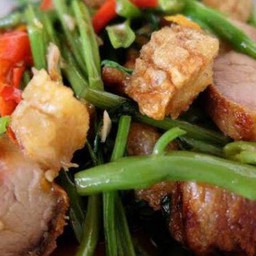 ผัดผักบุ้ง หมูกรอบราดข้าว