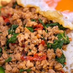 ข้าวผัดกะเพราโคตรเผ็ด & Pizza(คุณนายผักโขม) ซอยวัดพระเงิน