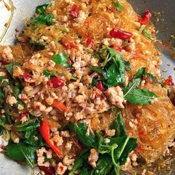 ผัดกะเพราวุ้นเส้น กับข้าว