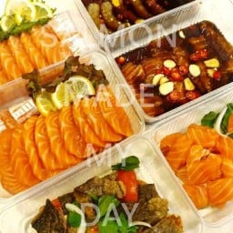 KIN SALMON แซลมอนดองกุ้งดองโชยุ Onnuch 1/0