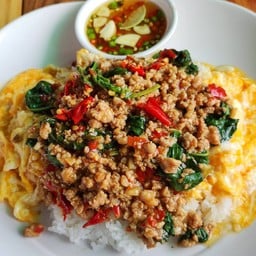 ข้าวไข่ข้นกะเพราหมูสับ