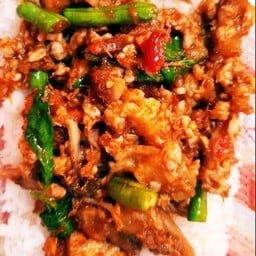 ข้าวพริกแกงหมูรวม(หมูกรอบ+ขาหมู+หมูสับ)