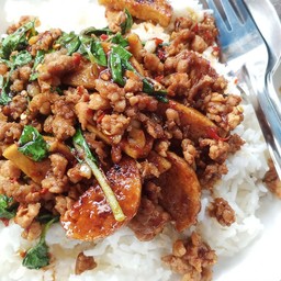 ข้าวกะเพราหมูสับหมูยอ