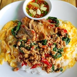 ข้าวไข่ข้นกะเพราหมูแพคคู่