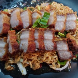 ยำมาม่าหมูสามชั้นทอด