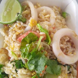 ข้าวผัดไข่ หมึก