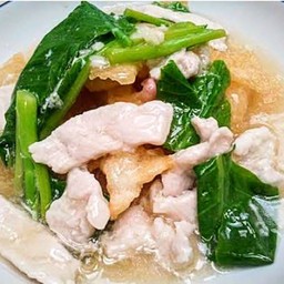 เส้นใหญ่ไก่ราดหน้า