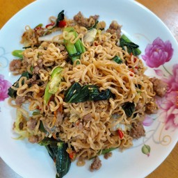 ผัดกะเพรามาม่า หมูสับให้2ห่อค่ะ