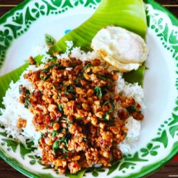 ครัวคุณพลอย กระเพราโบราณ สนามบอลเมืองทอง