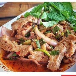 น้ำตก นมหมู ย่าง (แป้งนมหมูด้านใน)