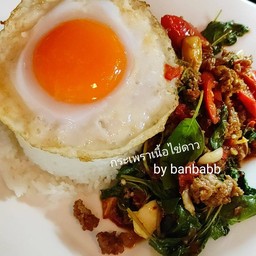 กระเพราเนื้อสับราดข้าวไข่ดาว