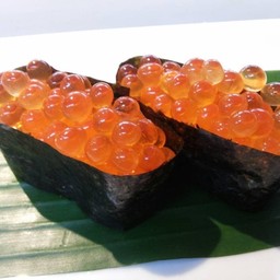 No.47 ข้าวปั้นหน้าไข่ปลาแซลมอน