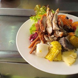 สลัดผลไม้-ไก่ย่าง