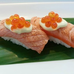 No.33 ข้าวปั้นแซลมอนย่างไข่ปลา