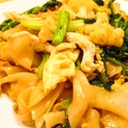 เส้นใหญ่ไก่ผัดซีอิ้ว