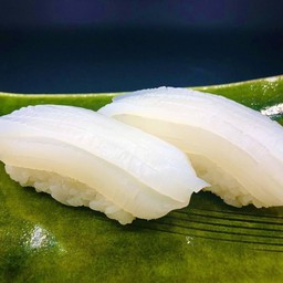 No.24  ข้าวปั้นหน้าปลาหมึกขาว