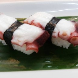 No.51 ข้าวปั้นหน้าปลาหมึกยักษ์