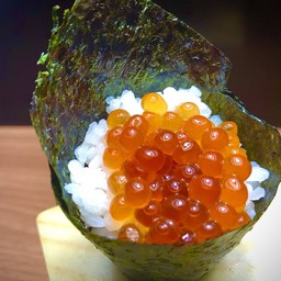 No.224 ข้าวห่อกรวยไข่ปลาแซลมอน