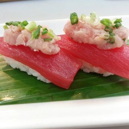 No.34  ข้าวปั้นหน้าปลาทูน่า โทโร่สับ