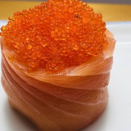 No.237 ข้าวปั้นแซลมอนไข่ปลาบิน