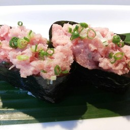 No.44 ข้าวปั้นหน้าโทโร่สับต้นหอม