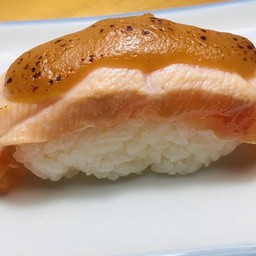 No.244 ข้าวปั้นแซลมอลซอสไซเกียว